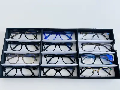 Ca. 12x Optische monturen, Tom Davies, in luxe opbergdoos/displaytray – kavel bij Onlineveilingmeester, Groningen