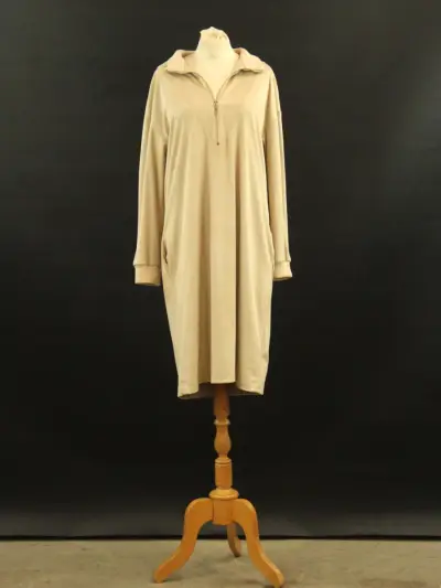 Marie Méro beige sweaterjurk in suedelook – kavel bij De Kringwinkel, Antwerpen