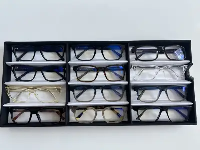 Ca. 12x Optische monturen, Tom Davies, in luxe opbergdoos/displaytray – kavel bij Onlineveilingmeester, Groningen