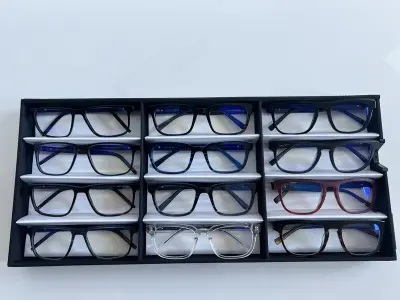 Ca. 12x Optische monturen, Tom Davies, in luxe opbergdoos/displaytray – kavel bij Onlineveilingmeester, Groningen