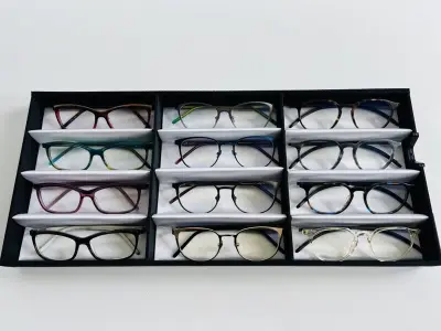 Ca. 12x Optische monturen, Tom Davies, in luxe opbergdoos/displaytray – kavel bij Onlineveilingmeester, Groningen