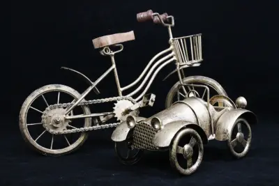 Decoratieve Goudkleurige Fiets en Oldtimer – kavel bij De Kringwinkel, Brecht