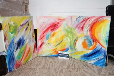 Set van drie abstracte kleurrijke schilderijen – kavel bij GSD Auctions, Zoeterwoude
