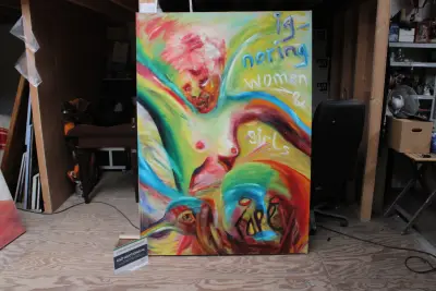 Abstract schilderij met vrouwelijke figuur en kleurrijke accenten – kavel bij GSD Auctions, Zoeterwoude