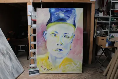 Groot modern schilderij met gezicht en blauwe hoed – kavel bij GSD Auctions, Zoeterwoude