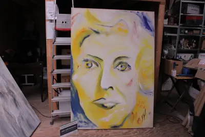 Abstracte portretschildering met gele en blauwe tinten – kavel bij GSD Auctions, Zoeterwoude