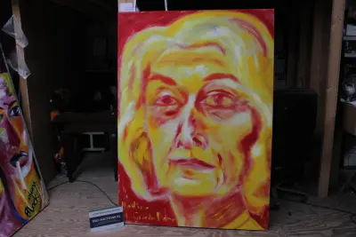 Abstract portretschilderij van vrouw in geel en rood – kavel bij GSD Auctions, Zoeterwoude