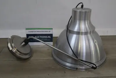 Industriële metalen hanglamp – kavel bij GSD Auctions, Zoeterwoude
