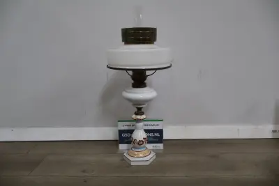 Antieke Porseleinen olielamp – kavel bij GSD Auctions, Zoeterwoude