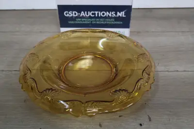 Amberkleurig glazen serveerschaal met reliëfdecoratie – kavel bij GSD Auctions, Zoeterwoude