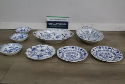 Serviesset blauw witte porseleinen borden en schalen – kavel bij GSD Auctions, Zoeterwoude