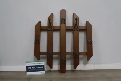 Houten kapstok met metalen haken – kavel bij GSD Auctions, Zoeterwoude
