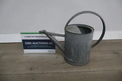 Metalen gieter – kavel bij GSD Auctions, Zoeterwoude