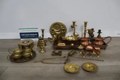 Set koperen en messing kandelaars, schaaltjes en decoraties – kavel bij GSD Auctions, Zoeterwoude