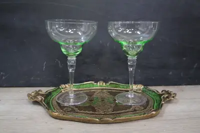 Set van 2 glazen coupés met groene sierlijke serveerschaal – kavel bij GSD Auctions, Zoeterwoude