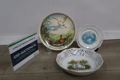 Set decoratief porseleinen servies met vogels – kavel bij GSD Auctions, Zoeterwoude