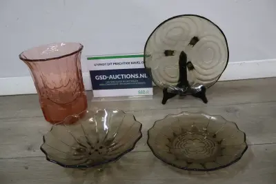 Set van gekleurd glaswerk – kavel bij GSD Auctions, Zoeterwoude