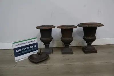 Set antieke gietijzeren vazen en schaaltje – kavel bij GSD Auctions, Zoeterwoude