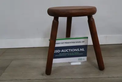 Houten krukje met ronde zitting – kavel bij GSD Auctions, Zoeterwoude
