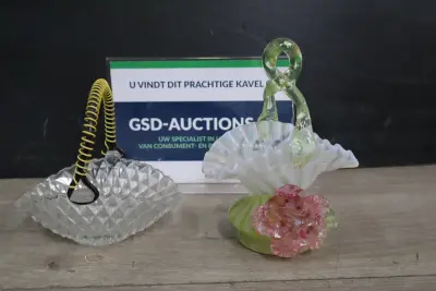 Set van glazen siermandje en bloemenmandje – kavel bij GSD Auctions, Zoeterwoude