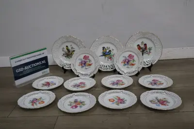 Set sierborden, gebaksborden met bloem- en vogeldecoraties – kavel bij GSD Auctions, Zoeterwoude