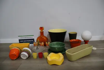 Set kleurrijke keramiek – kavel bij GSD Auctions, Zoeterwoude