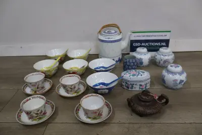 Set porseleinen theeservies en theepotten – kavel bij GSD Auctions, Zoeterwoude