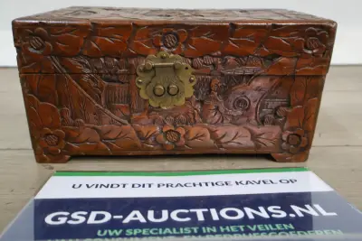 Houten sieradendoos met bloem- en figurenmotief – kavel bij GSD Auctions, Zoeterwoude