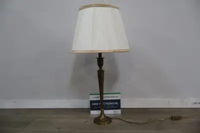 Messing tafellamp met witte plissé kap – kavel bij GSD Auctions, Zoeterwoude