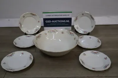Vintage wit servies met bloemendecoratie en gouden rand – kavel bij GSD Auctions, Zoeterwoude