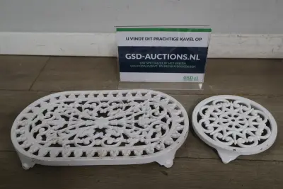 Set gietijzeren onderzetters met sierlijk patroon – kavel bij GSD Auctions, Zoeterwoude