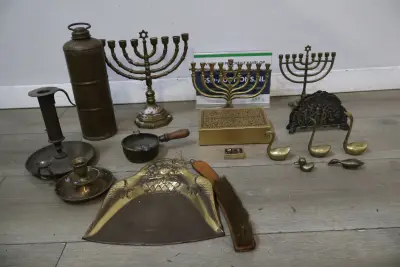 Set koperen en messing decoratieve objecten en kandelaars – kavel bij GSD Auctions, Zoeterwoude