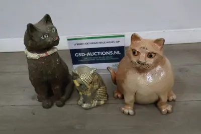 Set van drie kattenbeelden van keramiek en porselein – kavel bij GSD Auctions, Zoeterwoude