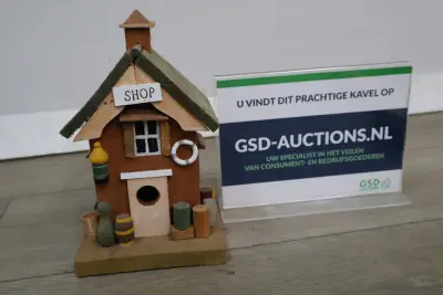 Houten vogelhuisje met 'SHOP' bordje – kavel bij GSD Auctions, Zoeterwoude