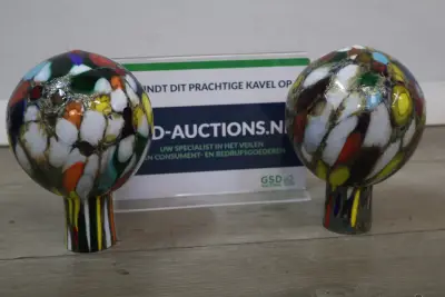 Set van 2 kleurrijke glazen bolobjecten – kavel bij GSD Auctions, Zoeterwoude