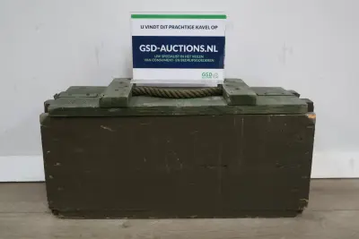 Militaire houten kist met groen touw handvat – kavel bij GSD Auctions, Zoeterwoude