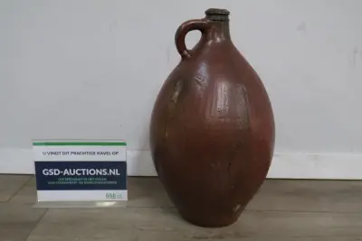 Grote bruine stenen kruik met handvat – kavel bij GSD Auctions, Zoeterwoude