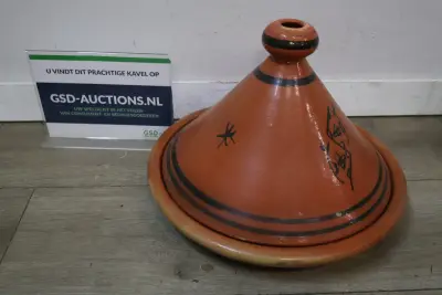 Aardewerken tajine met zwart decor – kavel bij GSD Auctions, Zoeterwoude
