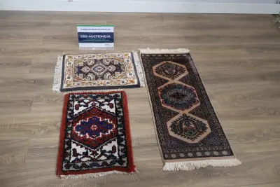 Set van 3 kleine tafelkleden met franjes – kavel bij GSD Auctions, Zoeterwoude