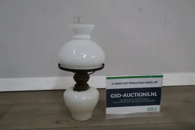 Witte olielamp met glazen kap – kavel bij GSD Auctions, Zoeterwoude