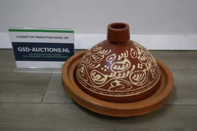 Terracotta tajine met decoratief patroon – kavel bij GSD Auctions, Zoeterwoude