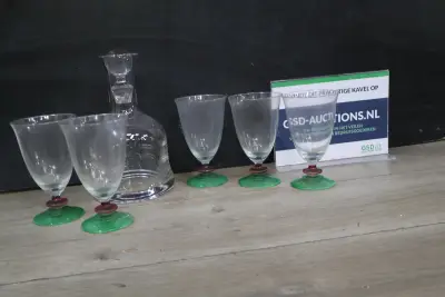 Glazen set met karaf en gekleurde voetjes – kavel bij GSD Auctions, Zoeterwoude
