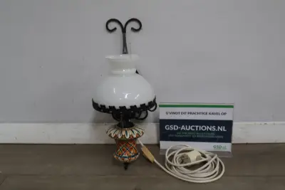 Antieke elektrische olielamp met wit glazen kap' – kavel bij GSD Auctions, Zoeterwoude