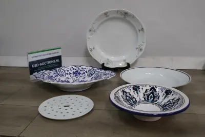 Set van diverse kleurrijke serveerschalen en sierbord – kavel bij GSD Auctions, Zoeterwoude
