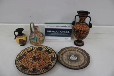 Set van decoratieve Griekse vaasjes en borden – kavel bij GSD Auctions, Zoeterwoude