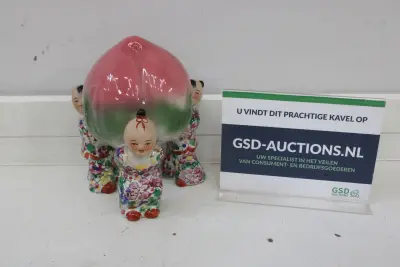 Porseleinen oosters beeld met perzik en drie figuren – kavel bij GSD Auctions, Zoeterwoude