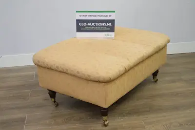Klassieke Gestoffeerde poef met wieltjes' – kavel bij GSD Auctions, Zoeterwoude