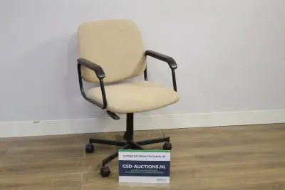 Beige bureaustoel met armleuningen' – kavel bij GSD Auctions, Zoeterwoude