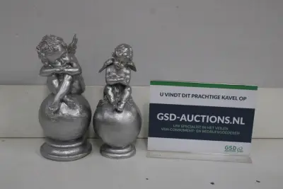 Set zilverkleurige engelenbeelden op bollen' – kavel bij GSD Auctions, Zoeterwoude