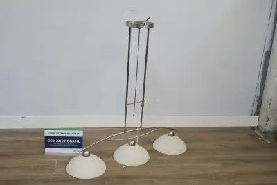 Hanglamp met drie glazen lampenkappen' – kavel bij GSD Auctions, Zoeterwoude